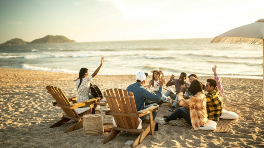 Colaboradores em evento praia