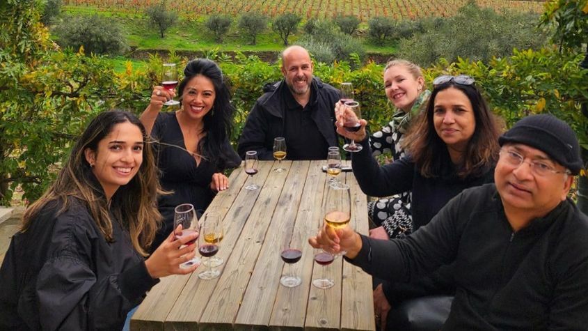 Guia com turistas em almoço no Douro