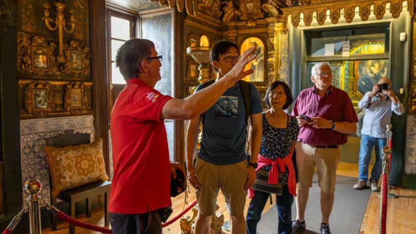 Guia da Living Tours a explicar monumentos aos turistas