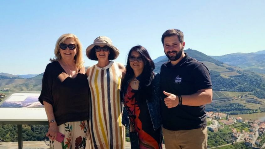 Guia do Living Private Tours com turistas