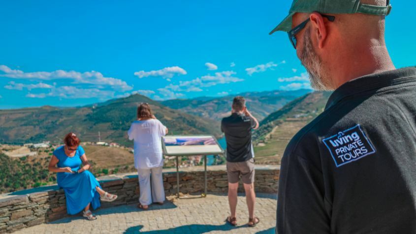Guia Living Private Tours no Douro com turistas