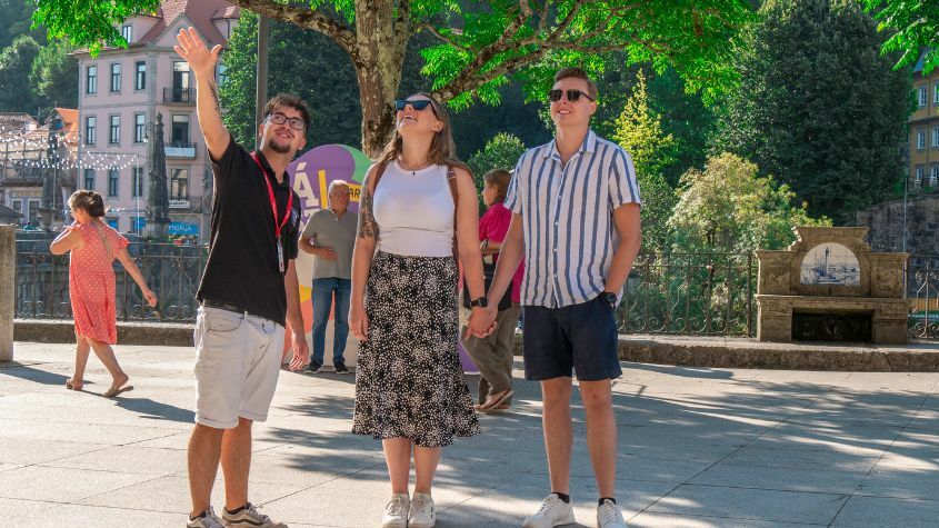 Guia da Living Private Tours com turistas a explorar Amarante