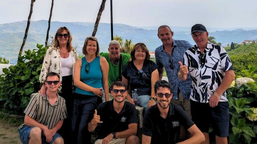 Guias da Living Private Tours com turistas