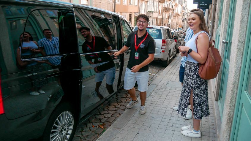Guia da Living Private Tours a realizar pick up dos turistas no Porto