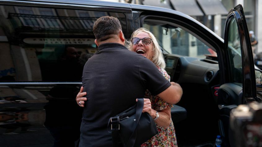 Guia da Living Private Tours a abraçar Turista