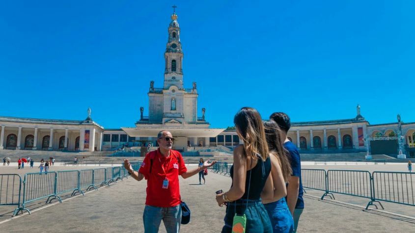 Guia com turistas em Fátima