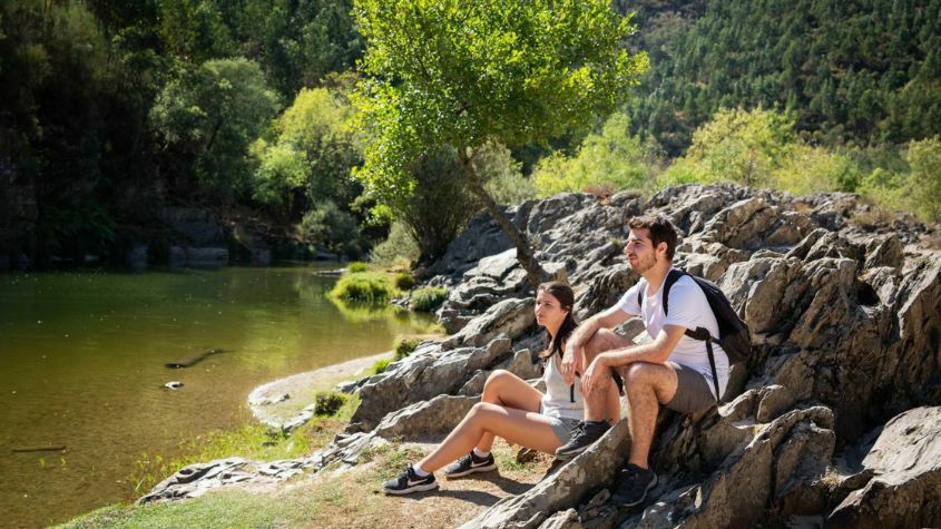 Turistas a contemplarem a natureza em Arouca