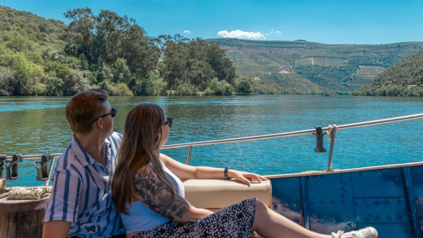 Turistas em passeio de barco no Douro