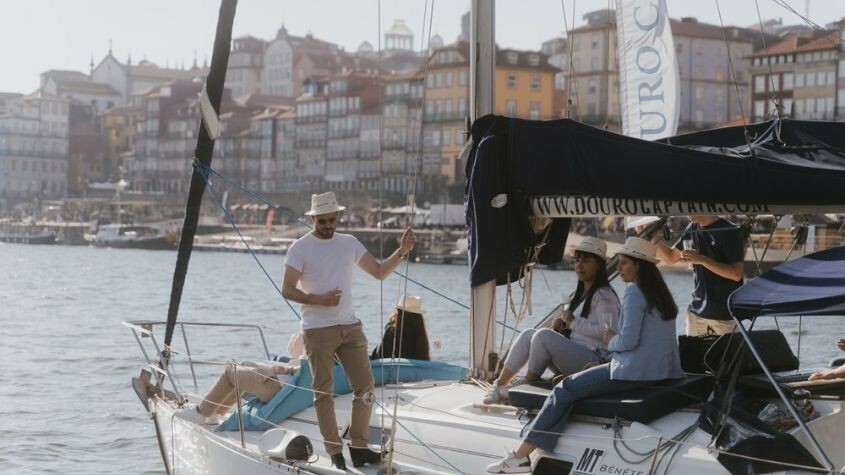 Pessoas em barco privado no Porto
