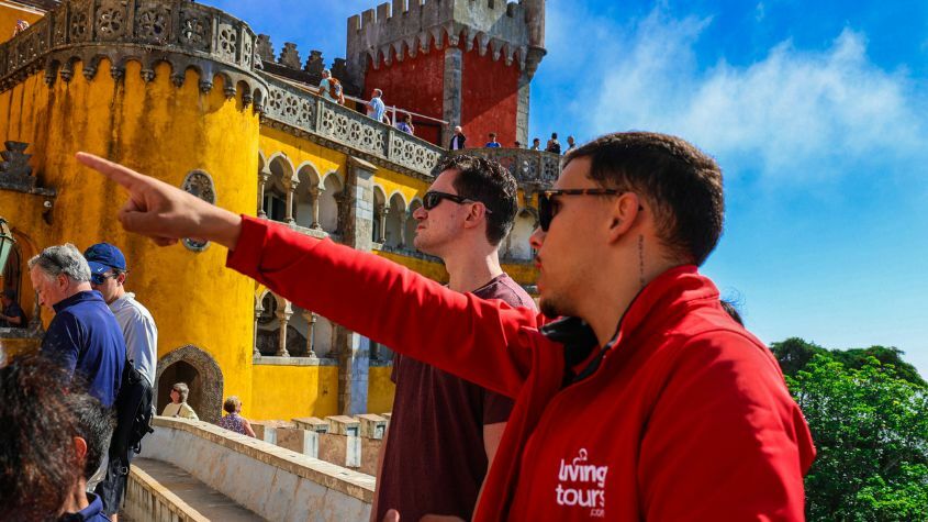 Guia a explicar Palacio da Pena em Sintra