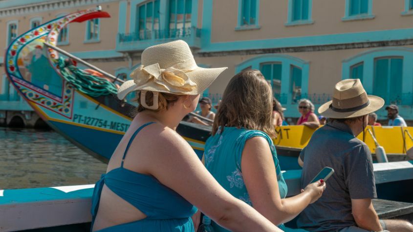 Turistas em moliceiro em Aveiro