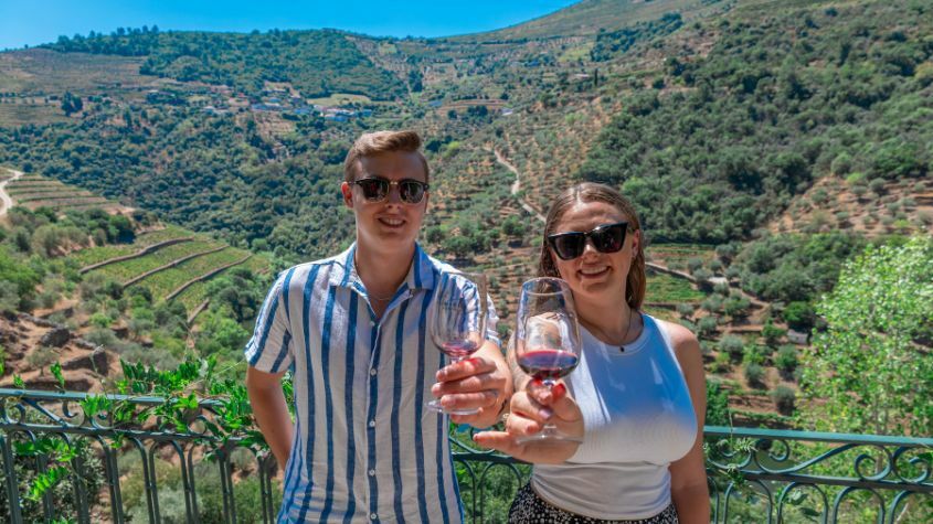 Casal a provar vinhos no Douro