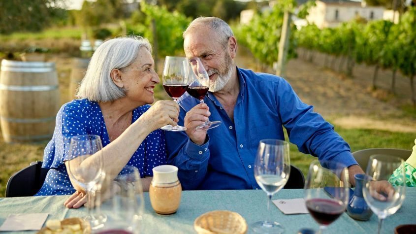 Casal a provar vinhos numa adega