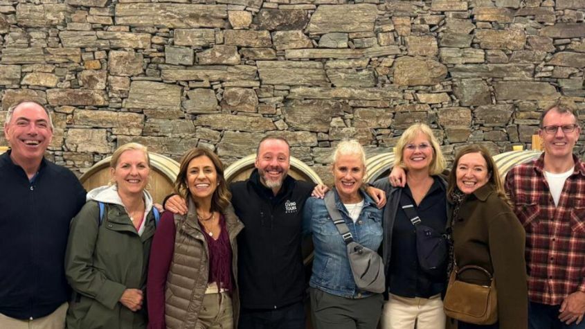 Grupo turistas em visita a Caves de Vinho
