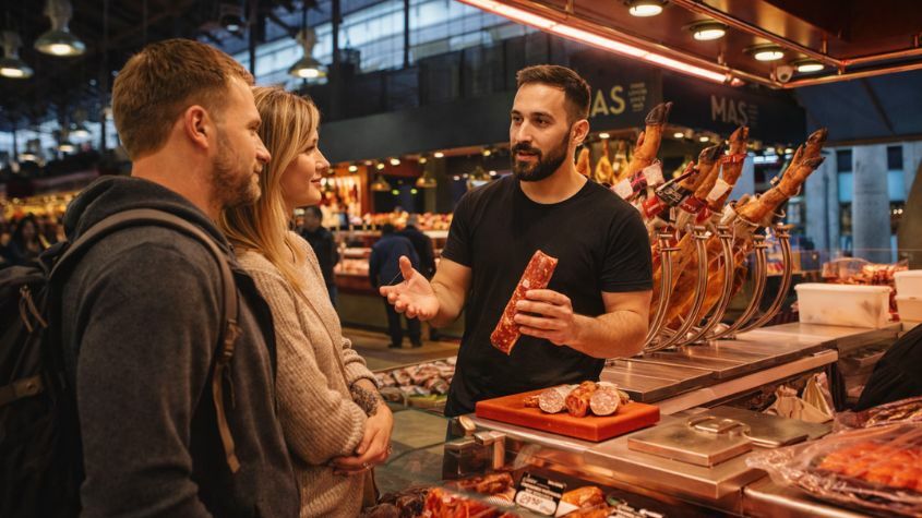 Turistas em tour privado ao Mercado La Boquería