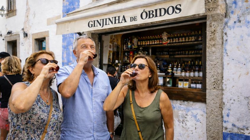Turistas a beberem ginjinha de Obidos