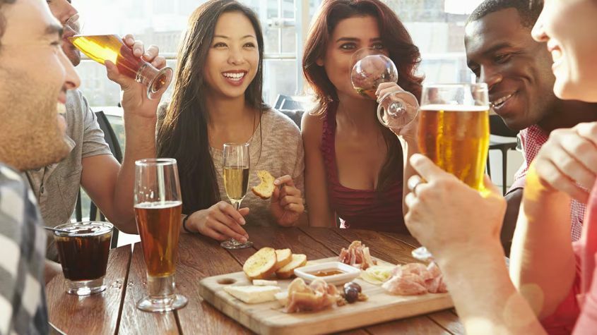 Grupo de pessoas a comerem tapas