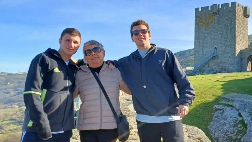 Single-parent family on a private tour in Portugal