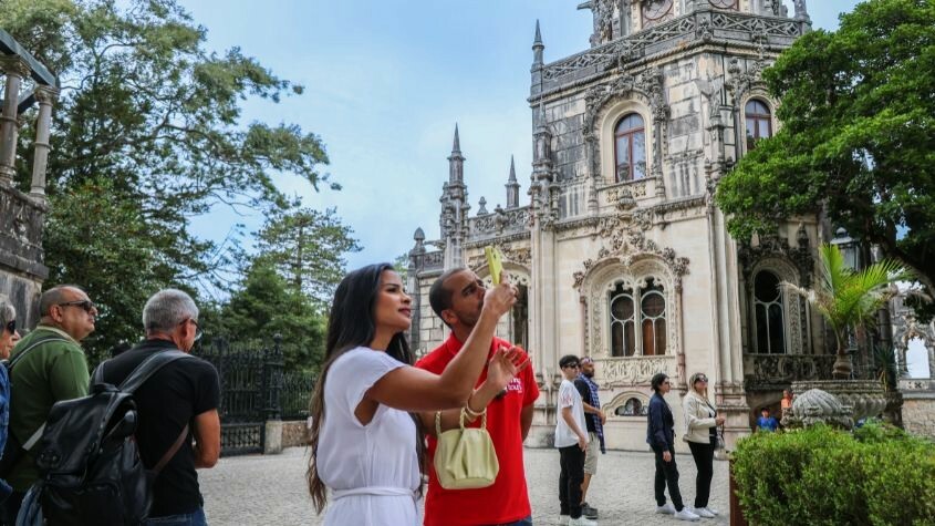 Living Tours guide with tourists at Quinta da Regaleira in Sintra