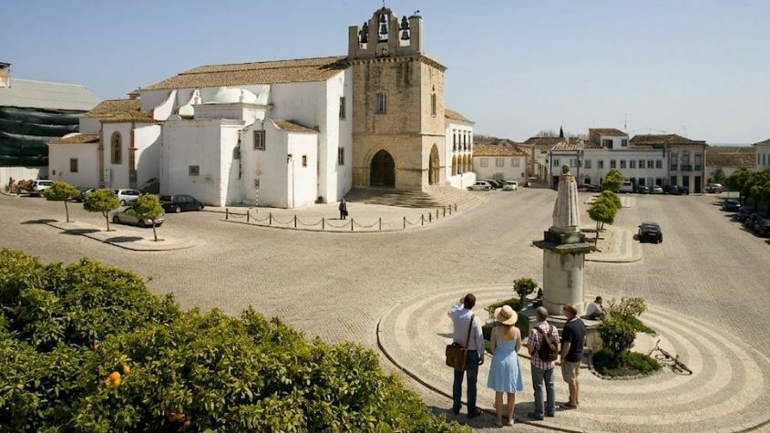 Tourists admiring Faro Cathedral