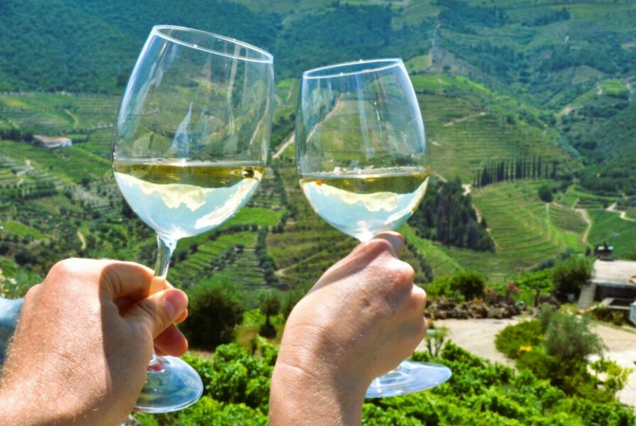 Brinde copos de vinho verde no minho