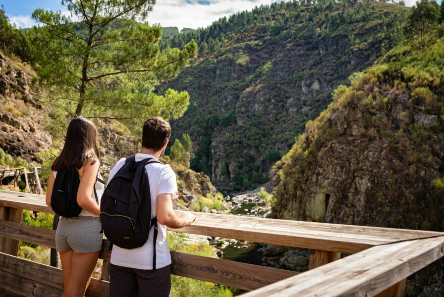 Turistas a admirar a paisagem dos Passadiços do Paiva - Living Private Tours