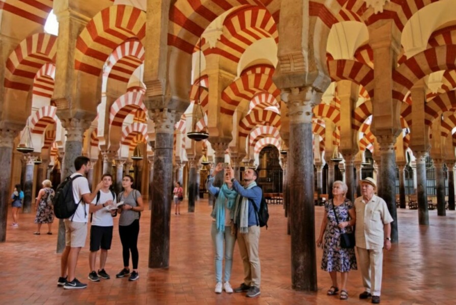Turistas contemplarem interior mesquita cordoba