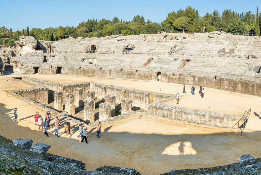 Grupo de Turistas em ruínas de Itálica