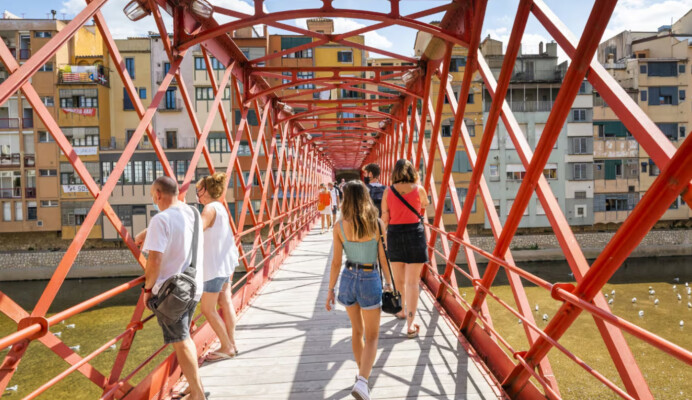 Turistas a passear por Girona em Tour privado por Girona e Costa Brava - living Private Tours