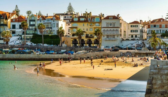 Praia da Ribeira em Cascais - Living Private Tours