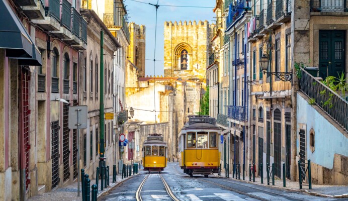 Elétrico e Sé de Lisboa no Bairro de Alfama