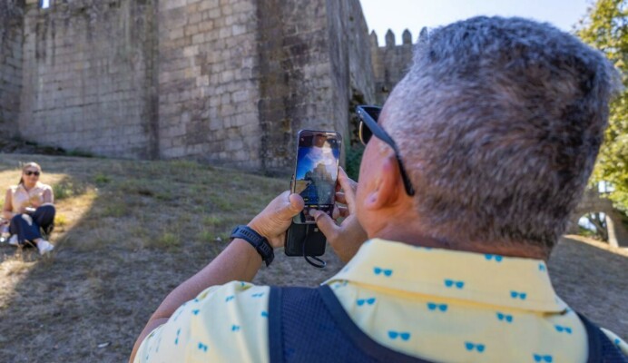Touristes prenant des photos au château de Guimarães - Living Private Tours