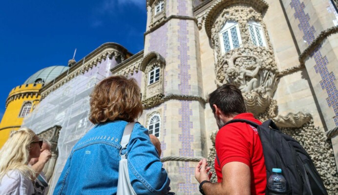 Guía de Living Tours con turistas en el Palacio de la Pena en Sintra