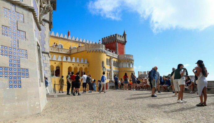 Gente en el Palacio de la Pena en Sintra