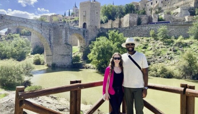 Casal turistas em Toledo Espanha