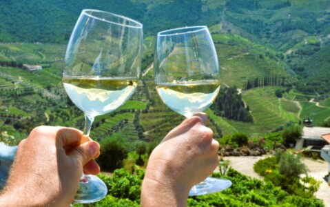 Brinde copos de vinho verde no minho