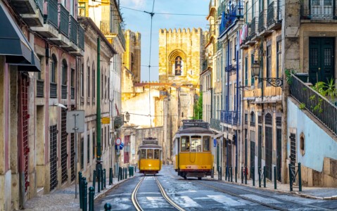Elétrico e Sé de Lisboa no Bairro de Alfama