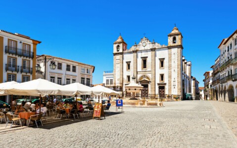 Praça Giraldo e esplanada em Évora - Living Private Tours