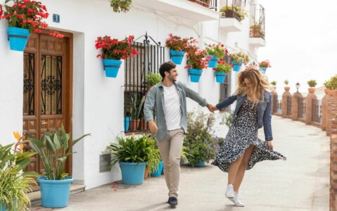 Casal turistas a passear por bairos em Cordoba