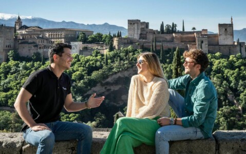Guia com turistas em Granada a explicar
