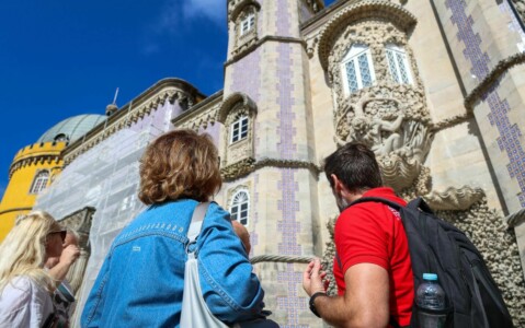 Guía de Living Tours con turistas en el Palacio de la Pena en Sintra