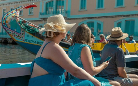 Turistas em passeio de barco moliceiro nos canais de Aveiro - Living Private Tours