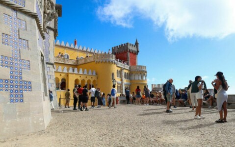 Gente en el Palacio de la Pena en Sintra