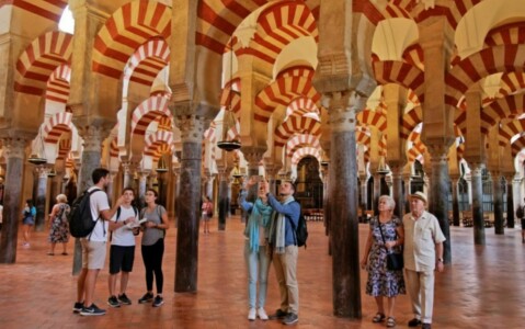Turistas contemplarem interior mesquita cordoba