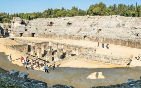 Grupo de Turistas em ruínas de Itálica