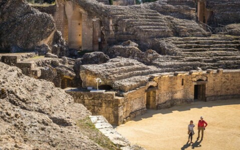Casal turistas a explorarem ruinas em Itálica