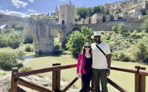 Casal turistas em Toledo Espanha